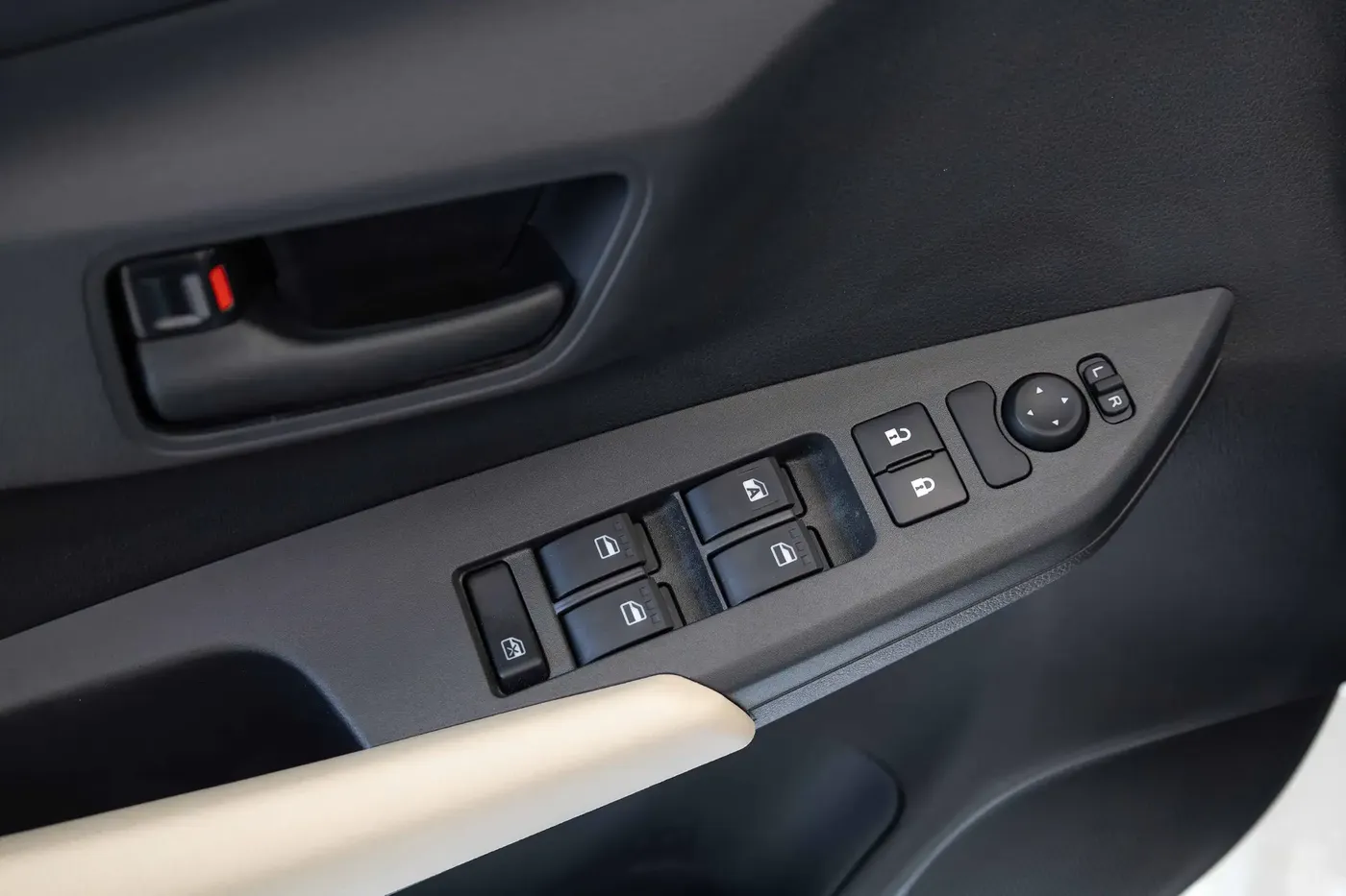 2023 TOYOTA YARIS E - Image 4