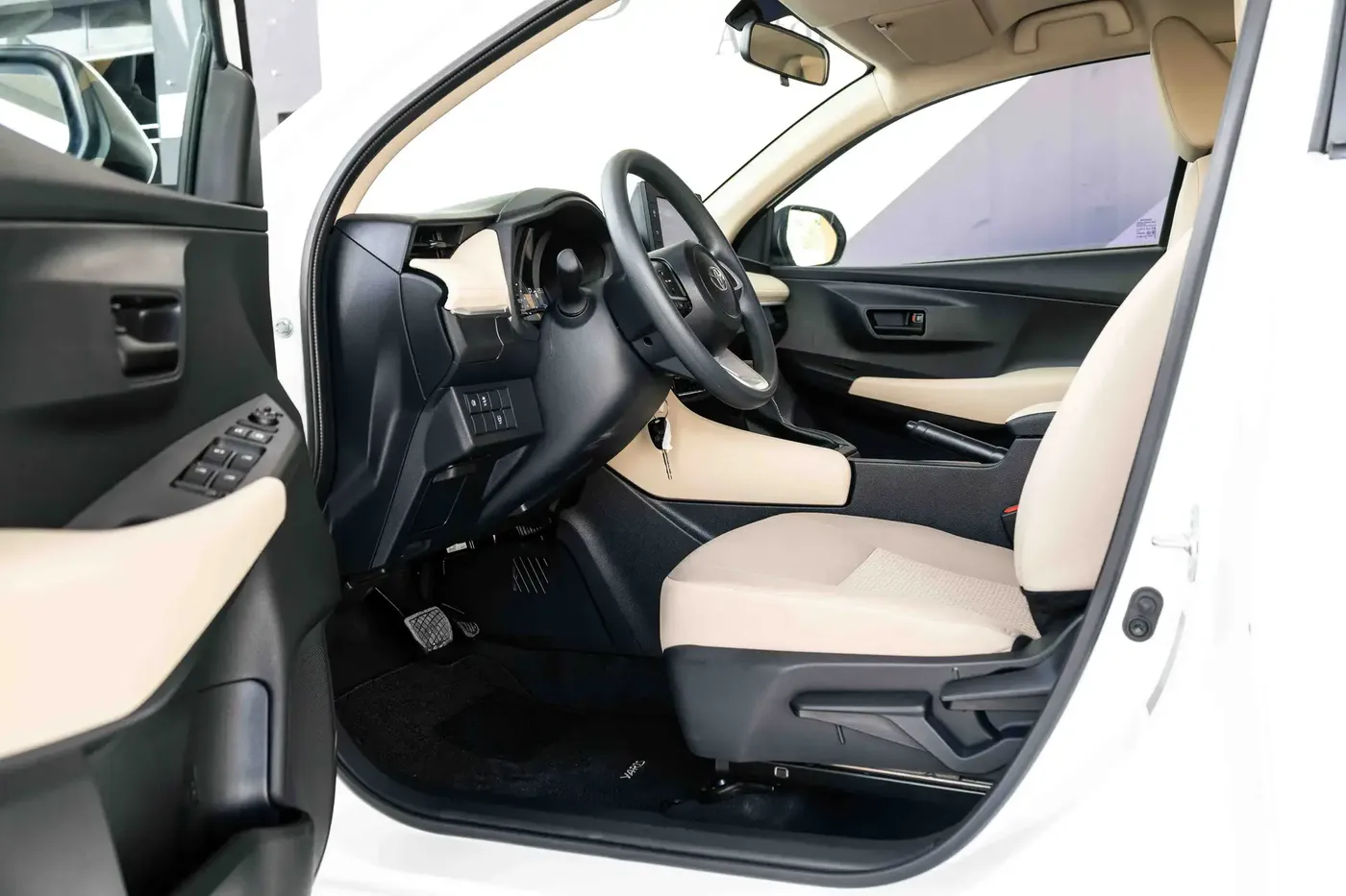 2024 TOYOTA YARIS E - Image 2